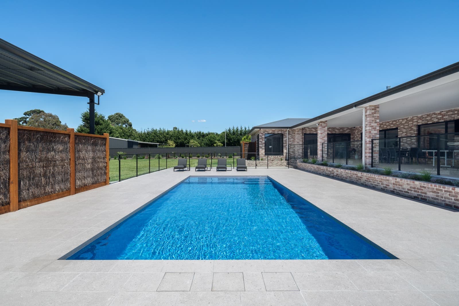 Blue-tiled pool, full setting